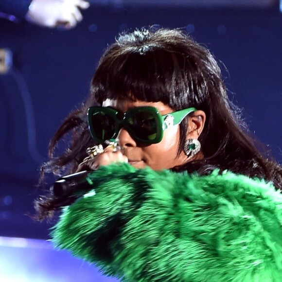 A cantora Rihanna, inclusive, chegou a usar uma peça de pele da Versace em apresentação no IHeart Music Awards 2015