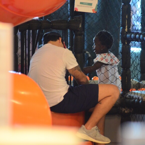 Bruno Gagliasso se divertiu com filha em shopping do RJ nesta sexta-feira, 16 de março de 2018