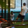 Bruno Gagliasso jogou bola com filha, Títi, em shopping do Rio nesta sexta-feira, 16 de março de 2018