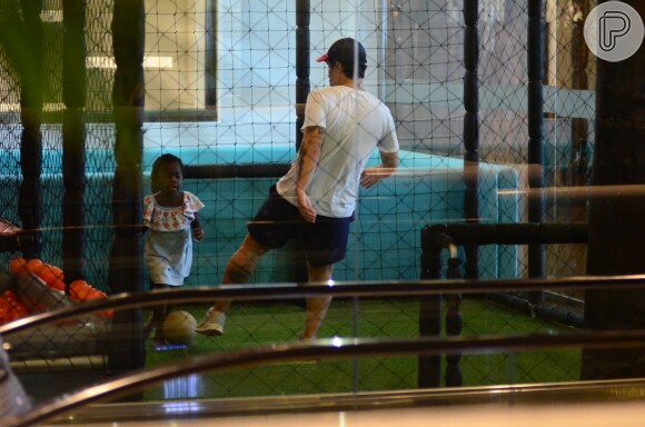 Bruno Gagliasso jogou bola com filha, Títi, em shopping do Rio nesta sexta-feira, 16 de março de 2018