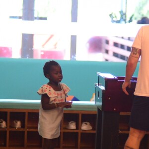 Bruno Gagliasso esteve com a filha, Títi, em um shopping do Rio de Janeiro