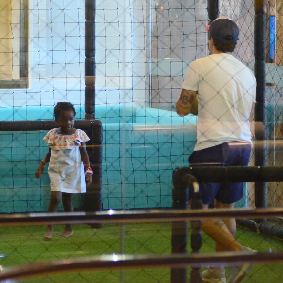 Bruno Gagliasso se divertiu com filha, Títi,  de 4 anos, em shopping carioca nesta sexta-feira, 16 de março de 2018