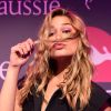 Sasha Meneghel posa brincando com o cabelo em evento da marca Aussie, da qual é a nova embaixadora