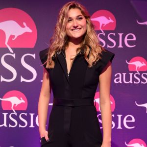 Sasha Meneghel minimiza distância em namoro com Bruno Monteleone, ao participar de evento da Aussie nesta sexta-feira, dia 16 de março de 2018