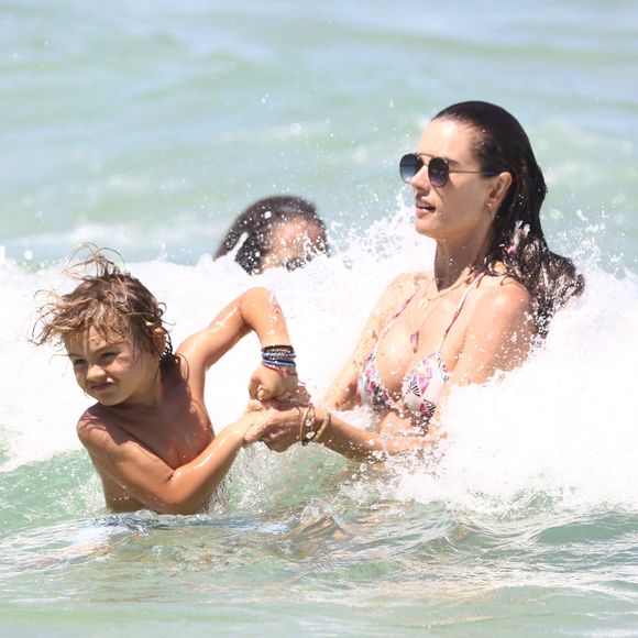 Em janeiro de 2018, Alessandra Ambrosio curtiu férias em Florianópolis, em Santa Catarina, ao lado dos filhos, mas não foi clicada com Jamie Mazur