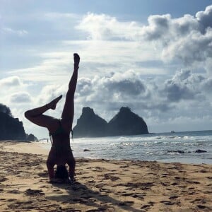 'Noronha é um lugar que tem uma energia inexplicável. É um lugar muito simples, todo mundo fica com o pé no chão, pé na areia, e ficamos muito desligados de tudo: de tecnologia, de maquiagem, de roupa...', explica Giovanna Ewbank