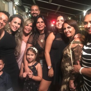 Gretchen reuniu toda a família para acompanhar pela web o casamento de Thammy Miranda e Andressa Ferreira