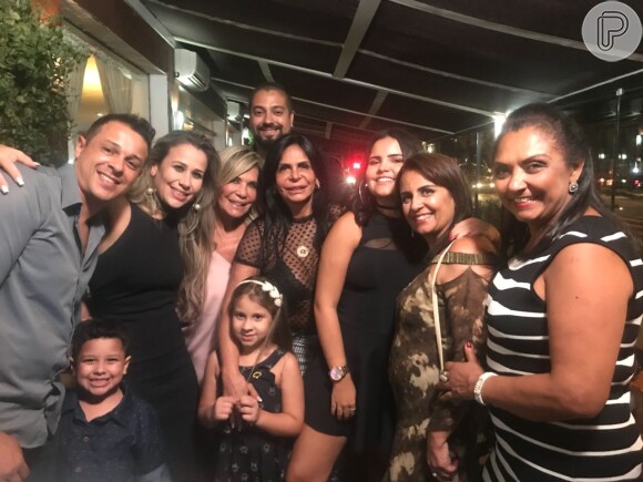 Gretchen reuniu toda a família para acompanhar pela web o casamento de Thammy Miranda e Andressa Ferreira