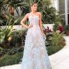 A blogueira Thássia Naves apostou em um vestido com transparência e bordados de plumas e cristais Letícia Manzan para o baile de gala da Brazil Foundation, realizado em Miami, nos Estados Unidos, neste sábado, 17 de março de 2018