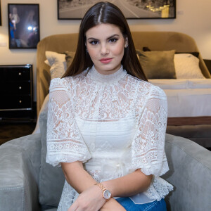 Camila Queiroz combinou a calça jeans com uma blusa de rendas da marca LN Brand para a Mostra ArteFacto Decor + Cinema 2018 neste sábado, 17 de março de 2018