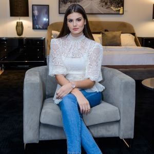 Com look clássico e despojado, Camila Queiroz prestigiou a Mostra ArteFacto Decor + Cinema 2018 neste sábado, 17 de março de 2018