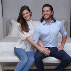 Camila Queiroz exibiu sapato chanel com detalhe de laço nas laterais na Mostra ArteFacto Decor + Cinema 2018 neste sábado, 17 de março de 2018