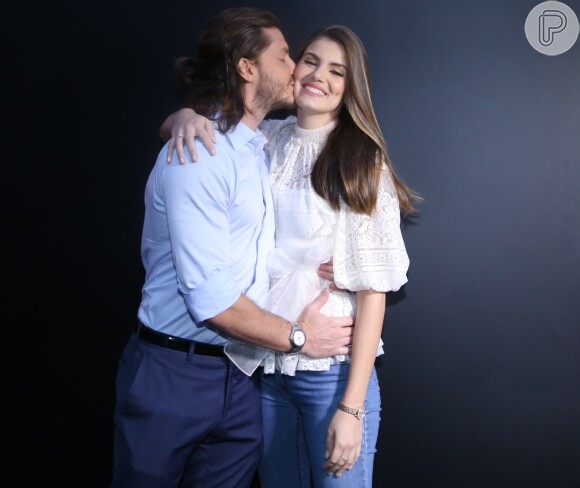 Carinhoso, o ator Klebber Toledo deu um beijo em Camila Queiroz ao posar para foto na Mostra ArteFacto Decor + Cinema 2018 neste sábado, 17 de março de 2018