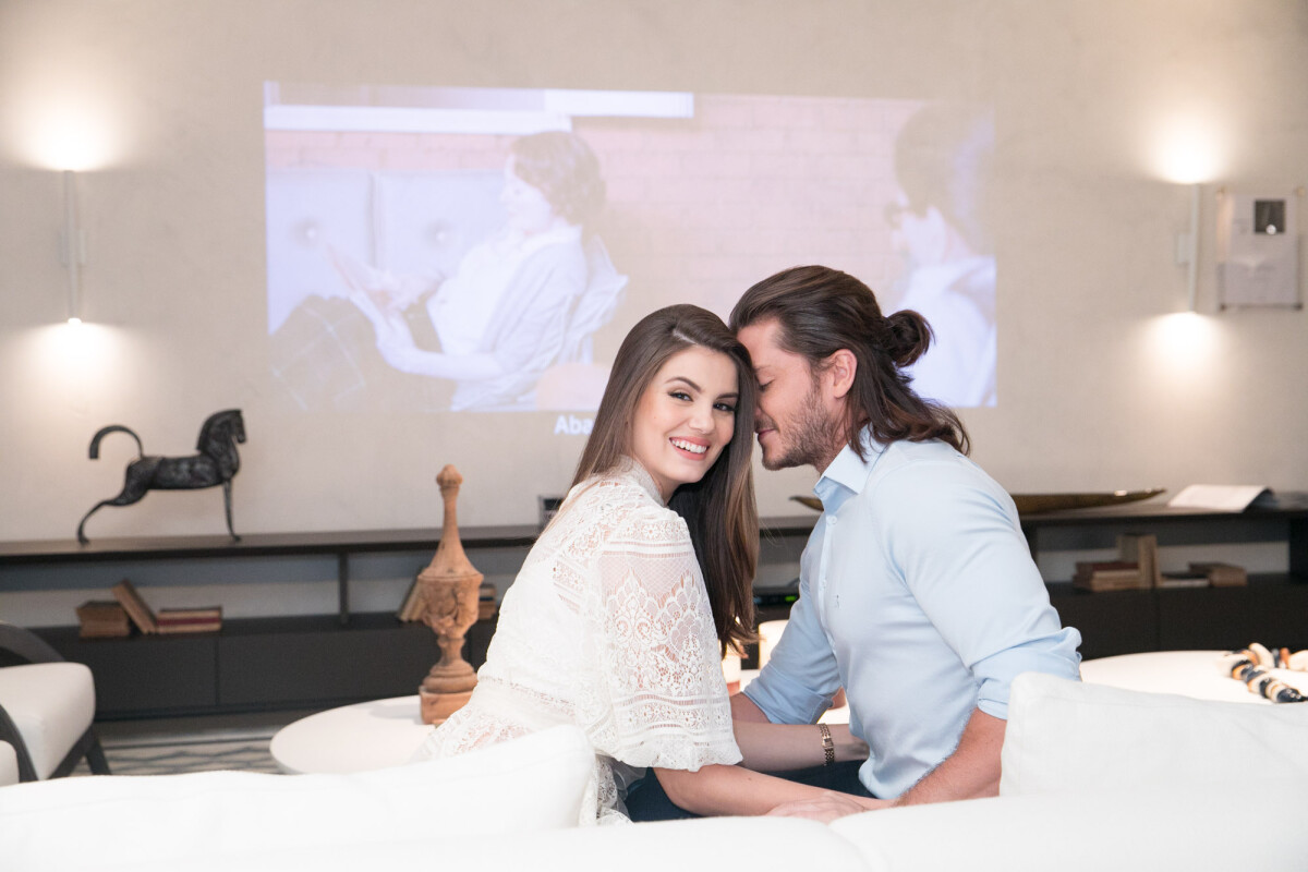 Foto Camila Queiroz E Klebber Toledo Trocaram Mais Carinhos Na Mostra Artefacto Decor Cinema