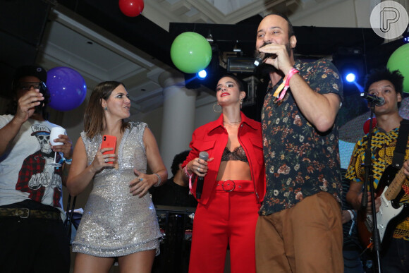 Bruna Marquezine se divertiu na festa de aniversário de Carol Sampaio
