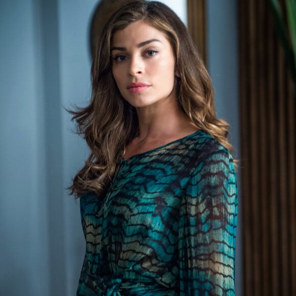 Lívia (Grazi Massafera) ouve de Gael (Sergio Guizé) que Sophia (Marieta Severo) é a responsável pela morte de Mariano (Juliano Cazarré), na novela 'O Outro Lado do Paraíso'