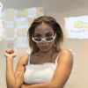 Anitta combinou o visual cacheado com óculos vintages, recorrentes em seus looks