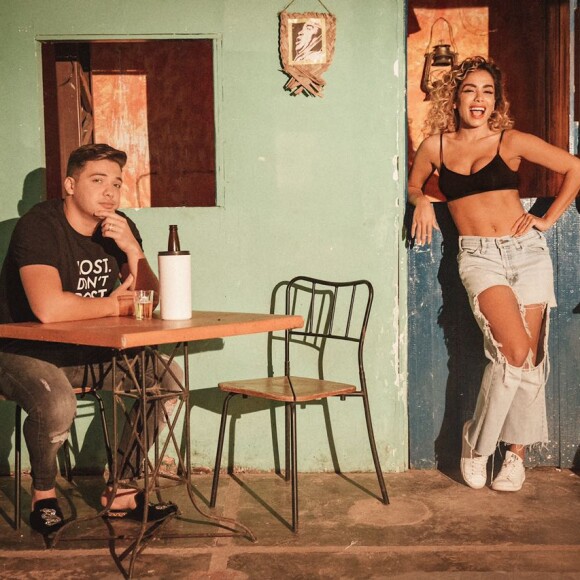 Anitta adotou o visual cacheado para seu novo clipe com Wesley Safadão