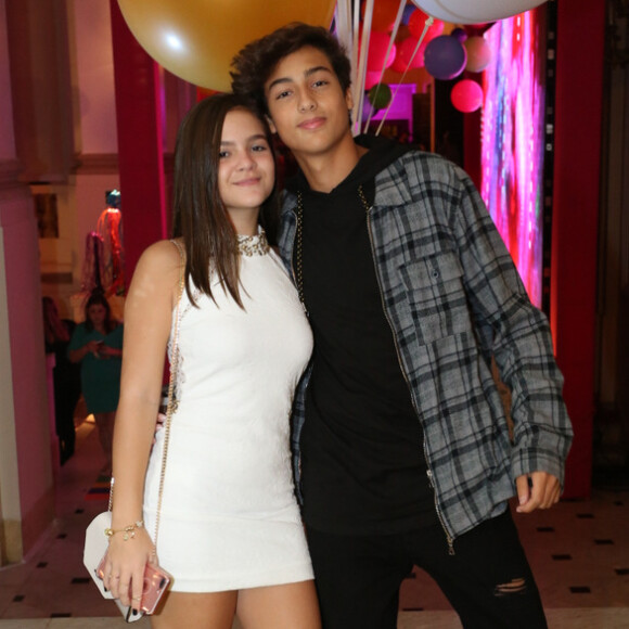 Mel Maia e o namorado, Erick Andreas, marcaram presença na festa da promoter Carol Sampaio neste domingo, 19 de março de 2018
