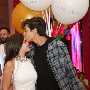 Mel Maia e o namorado, Erick Andreas, trocaram carinhos na festa de Carol Sampaio neste domingo, 19 de março de 2018