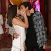 Mel Maia ganhou beijo do namorado, Erick Andreas, na festa da promoter Carol Sampaio neste domingo, 19 de março de 2018