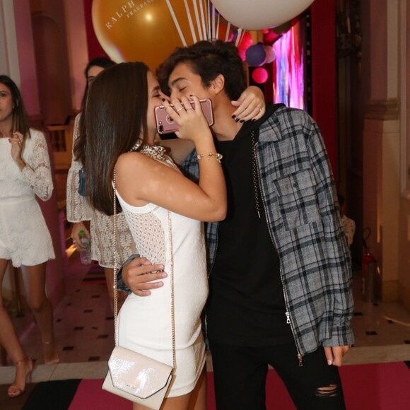 Mel Maia ganhou beijo do namorado, Erick Andreas, na festa da promoter Carol Sampaio neste domingo, 19 de março de 2018