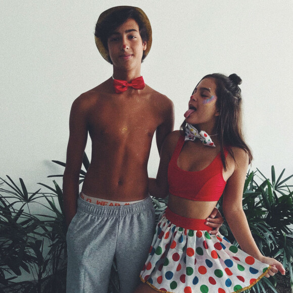 Mel Maia não se importou em trocar carinhos com namorado, Erick Andreas, em festa