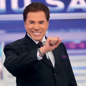 Para o dia de compras no supermercado, Silvio Santos usou um blusão florido azul