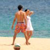 Kaka e Carol Celico são casados há oito anos e têm dois filhos; na foto registrada pela imprensa internacional, os dois passam por momento romântico em uma praia em Fernando de Noronha, em Pernambuco