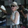 Katy Perry, de chinelo, estampa e chapéu, se despede do Brasil nesta segunda-feira, dia 19 de março de 2018