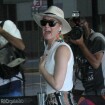 Katy Perry, de chinelo, estampa e chapéu, se despede do Brasil. Veja fotos!