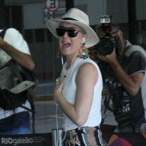 Katy Perry, de chinelo, estampa e chapéu, se despede do Brasil nesta segunda-feira, dia 19 de março de 2018