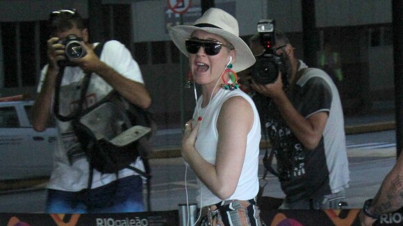 Katy Perry, de chinelo, estampa e chapéu, se despede do Brasil. Veja fotos!