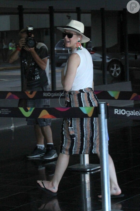 Katy Perry combinou uma saia estampada midi com blusa lisa branca