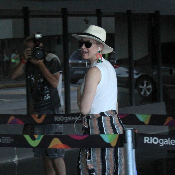 Katy Perry combinou uma saia estampada midi com blusa lisa branca