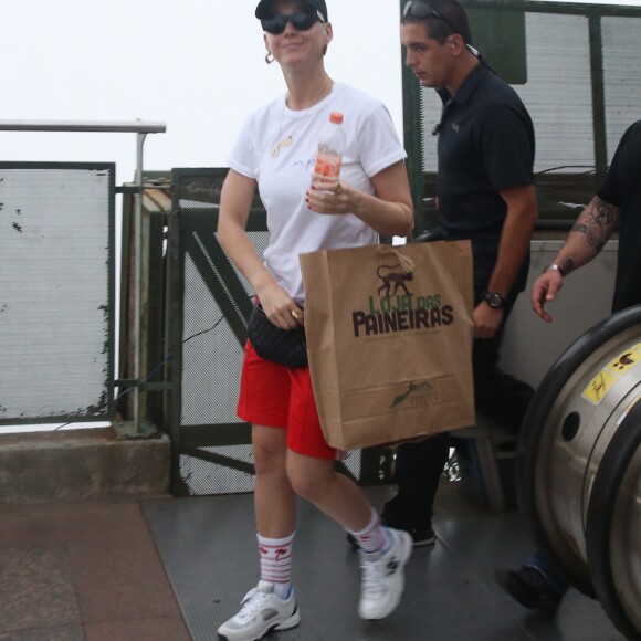 Katy Perry usou um look 'turista' para passear no Cristo Redentor