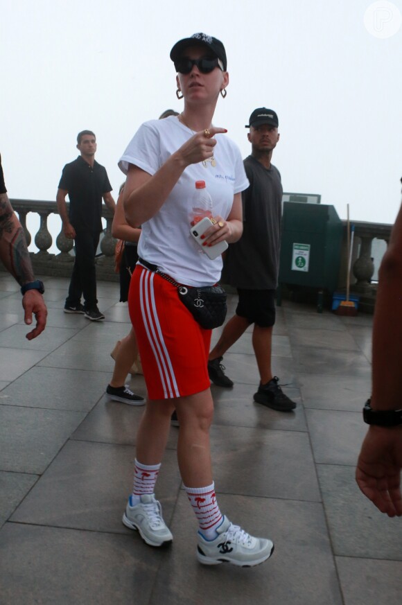 Katy Perry combinou bermuda, tênis, meia de cano alto e pochete