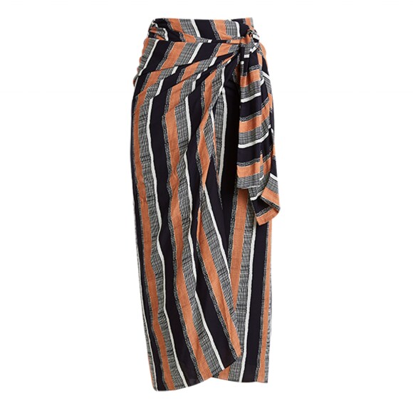 Katy Perry escolheu uma saia midi de R$ 718