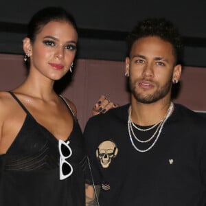 Óculos de sol da marca Le Specs usado por Bruna Marquezine custa R$ 420