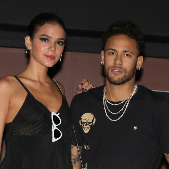 Óculos de sol da marca Le Specs usado por Bruna Marquezine custa R$ 420