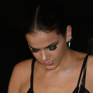 Bruna Marquezine chamou atenção por sombra verde repleta de glitter e olhos esfumados