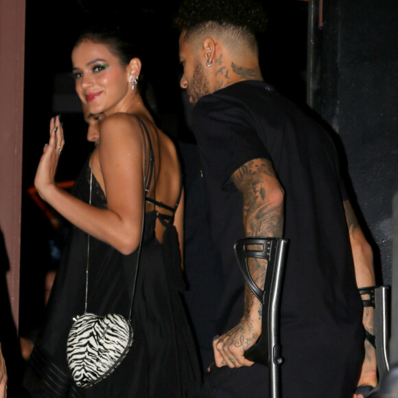 Bruna Marquezine investe em look Ives Saint Laurent para aniversário de 22 anos da cunhada, Rafaella Santos