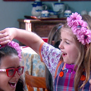 Para se vingar da armação, Dulce Maria (Lorena Queiroz) joga gelatina no cabelo de Bárbara (Renata Randel) e Frida (Sienna Belle), na novela 'Carinha de Anjo'