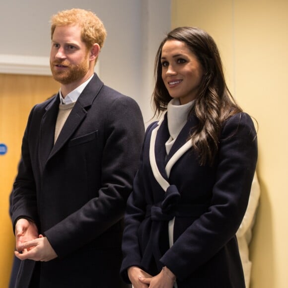 Príncipe Harry e Meghan Markle vão receber convidados com bolo sabor limão e flor de sabugueiro com cobertura de creme de manteiga e flores