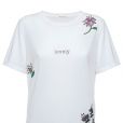 Com um toque mais romântico, a Amissima conta com a t-shirt de malha Lovely Floral Kate no valor de R$ 122,90