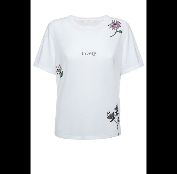 Com um toque mais romântico, a Amissima conta com a t-shirt de malha Lovely Floral Kate no valor de R$ 122,90