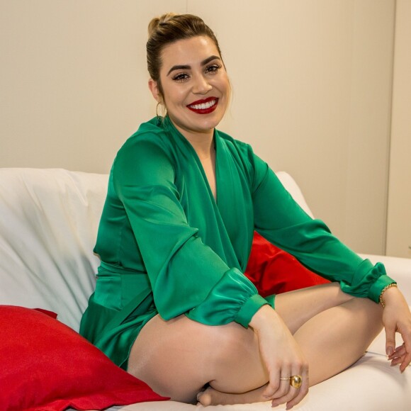 Naiara Azevedo diz não ter timidez para falar de assuntos pessoais: 'Com quem eu tenho intimidade e conheço eu falo qualquer coisa'