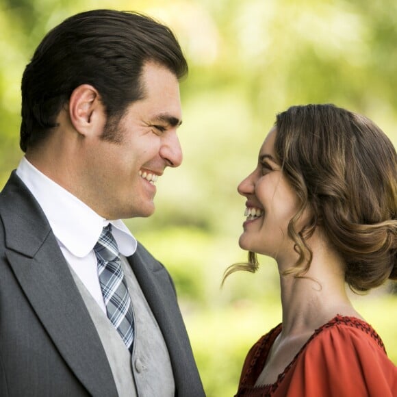 Thiago Lacerda afirma que o encantamento de Darcy e Elisabeta (Nathalia Dill) na novela 'Orgulho e Paixão' é imediato