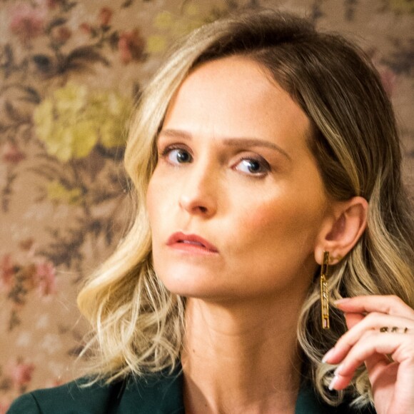 'A própria neta dela, como foi descoberto posteriormente', diz Hermínia sobre Fabiana (Fernanda Rodrigues) pagar para internar Beatriz (Nathalia Timberg), na novela 'O Outro Lado do Paraíso'