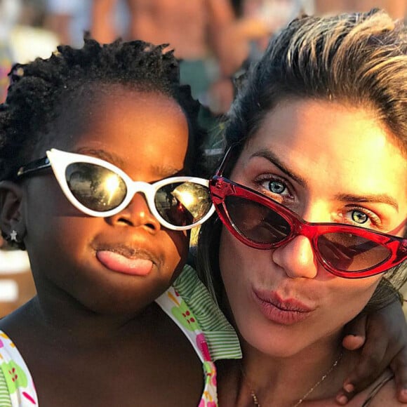 Giovanna Ewbank contou que filha, Títi, se vê em boneca negra ao brincar